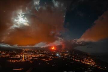 L'éruption illuminant les nuages brisés au-dessus de la vallée avec une lumière rouge d'en bas. (Photo: Tom Pfeiffer)