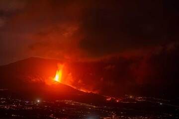 Sep 24, 2021, morning: Lava fountains continue all night and a lava flow travels from the cone eastwards, here seen from El Time. (Photo: Tom Pfeiffer)