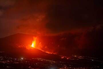 24. September 2021, Morgen: Lavafontänen dauern die ganze Nacht an und ein Lavastrom wandert vom Kegel nach Osten, hier von El Time aus gesehen. (Photo: Tom Pfeiffer)