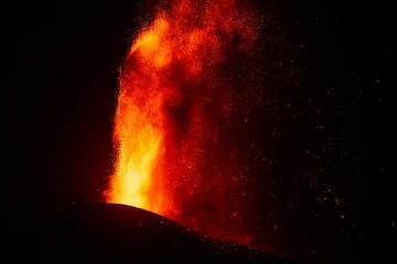 Tall lava fountaining at night (Photo: Tom Pfeiffer)