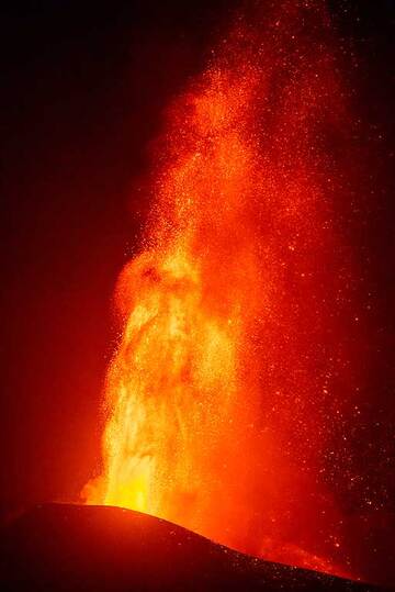 Tall, sustained lava fountains in the dark (1/4) (Photo: Tom Pfeiffer)