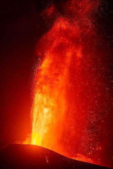 Tall, sustained lava fountains in the dark (3/4) (Photo: Tom Pfeiffer)