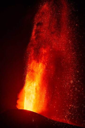 Tall, sustained lava fountains in the dark (4/4) (Photo: Tom Pfeiffer)