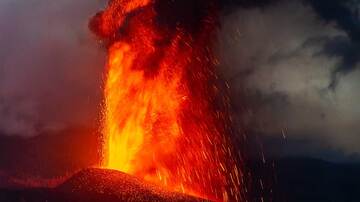 Lava fountain about 400 m tall. The image taken with 200 mm on full frame at approx. 3 km distance gives a field of width of 6.7 deg approx. 300 m for the height of the frame; the fountain rose significantly higher than the frame. (Photo: Tom Pfeiffer)