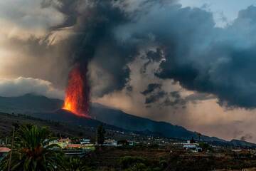Lava fountain and ash fall in the distance (Photo: Tom Pfeiffer)