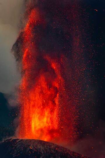 The lower 250 m section of the lava fountain (2/5) (Photo: Tom Pfeiffer)