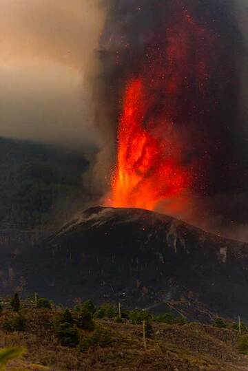 Le nouveau cône derrière une crête au-dessus du village de Tacande (Photo: Tom Pfeiffer)