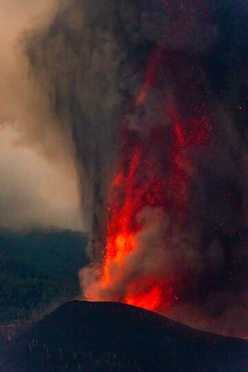 The lower 250 m section of the lava fountain (4/5) (Photo: Tom Pfeiffer)
