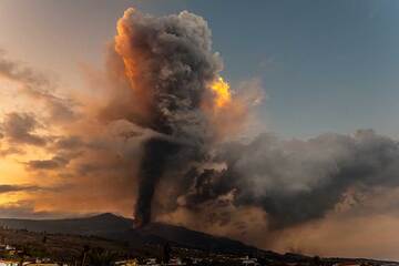 Sunlight hitting the upper portion of the eruption plume (Photo: Tom Pfeiffer)