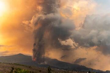 An "ash tornado" forms by convection next to the eruption column (Photo: Tom Pfeiffer)