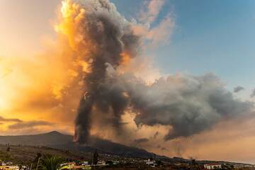Ash diffuses and spreads at higher altitude, turning yellow in the sunlight (Photo: Tom Pfeiffer)