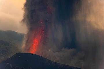 Curtains of ash fall downwind of the fountain (Photo: Tom Pfeiffer)