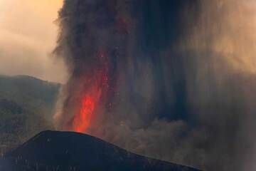 Des rideaux de cendres tombent sous le vent de la fontaine (Photo: Tom Pfeiffer)