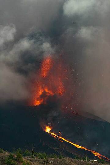 Der Vulkan ist abends von dichten Wolken umgeben, was die Beobachtung der Fontäne erschwert. (Photo: Tom Pfeiffer)