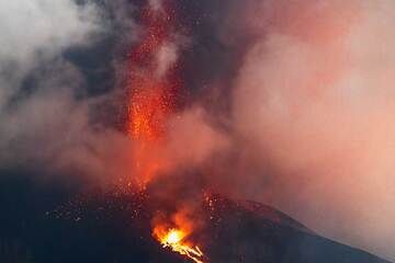 Lava fountain from the summit vents and liquid spattering at the flank vent. (Photo: Tom Pfeiffer)