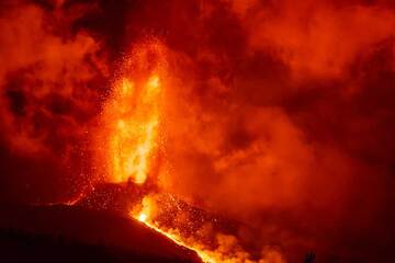 Night-time lava fountain and lava flow (1/2) (Photo: Tom Pfeiffer)
