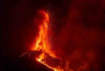 Night-time lava fountain and lava flow (2/2) (Photo: Tom Pfeiffer)