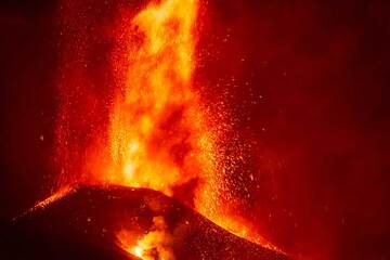 Nachts verdrängt die mächtige Lavafontäne auf dem Gipfel die meisten Wolken und wird wieder sichtbar. (Photo: Tom Pfeiffer)