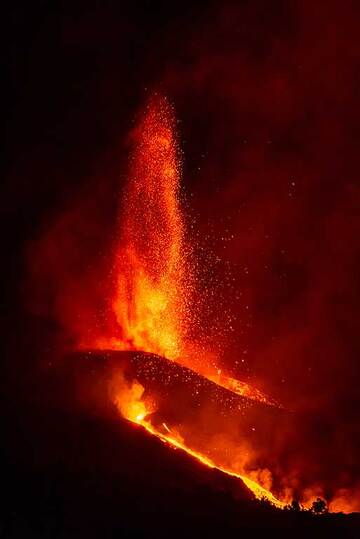 Lavafontäne und Lavastrom aus dem Spaltschlot (Photo: Tom Pfeiffer)