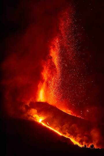 Lava fountain and lava flow from the fissure vent (Photo: Tom Pfeiffer)