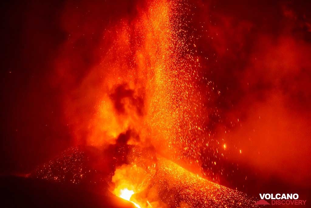 Lava fountain and lava flow from the fissure vent (Photo: Tom Pfeiffer)