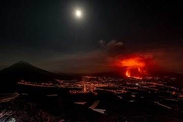 Cumbrecita peak, the moon, the Ariadne valley and the eruption from El Time (Photo: Tom Pfeiffer)