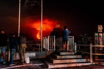 Mirador El Time with the eruption behind (Photo: Tom Pfeiffer)