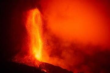 Vertical lava fountain 400 m tall. (Photo: Tom Pfeiffer)