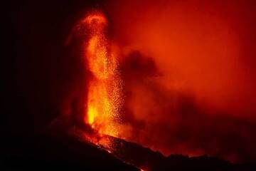 Through erosion by explosions and lava emission from the vent vents, the cone is half-open to the west; from our viewpoint near Tajuya to the SW, the opposite wall of the canyon-shaped opening of the cone can be seen behind the dark ridge in the foreground. (Photo: Tom Pfeiffer)