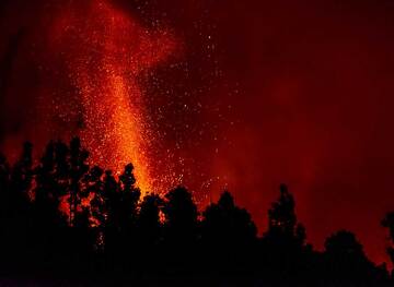 A shorter exposure of the lava fountain (Photo: Tom Pfeiffer)