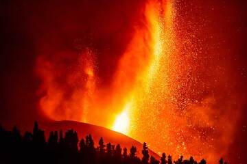 Parfois, d'autres évents adjacents à l'évent principal au centre du cône peuvent également être vus éjecter des jets de gaz et de lave. (Photo: Tom Pfeiffer)