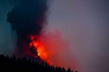 Ash rising from the cone in front of the lava fountain. (Photo: Tom Pfeiffer)