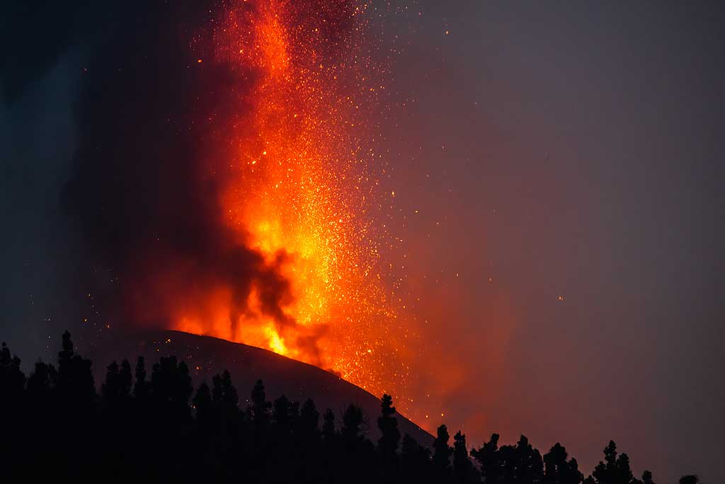 Lava fountain at dawn (Photo: Tom Pfeiffer)