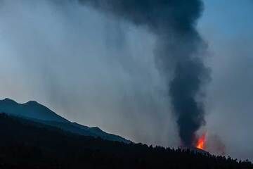 Wide-angle view of the ash plume rising from the lava fountain in the morning. (Photo: Tom Pfeiffer)