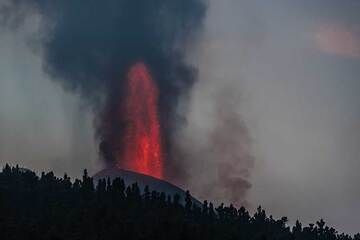 The red glow of the lava becomes weaker as it gets slowly day. (Photo: Tom Pfeiffer)