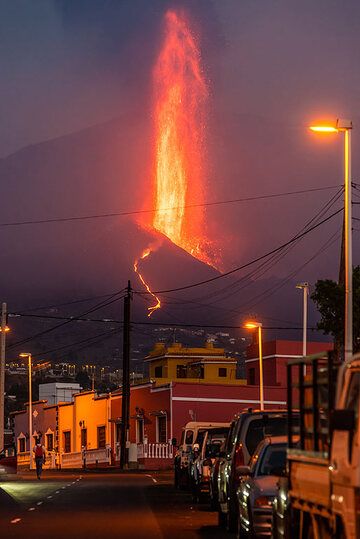 Tall lava fountain seen from the main street of La Laguna. (Photo: Tom Pfeiffer)