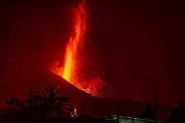 Near-vertical tall lava fountain (Photo: Tom Pfeiffer)