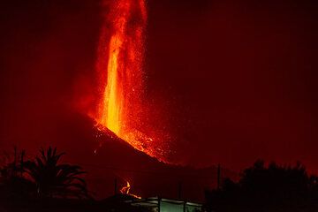 The tall rising jet of material is surrounded by falling curtains of still incandescent lava bombs and lapilli. (Photo: Tom Pfeiffer)