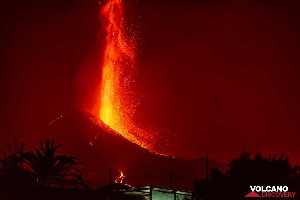 Photo of the Day: Tall candle-like lava fountain