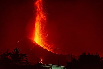 Tall candle-like lava fountain (Photo: Tom Pfeiffer)