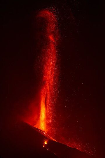 Tall jets of lava rising near vertically (1/4) (Photo: Tom Pfeiffer)