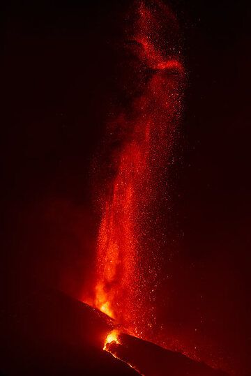 Tall jets of lava rising near vertically (3/4) (Photo: Tom Pfeiffer)