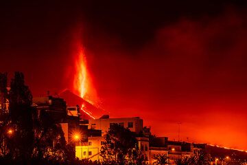 The lava fountain and part of the lava flow seen from Los Llanos de Ariadne (2/4) (Photo: Tom Pfeiffer)