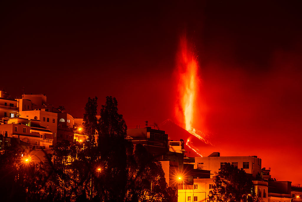 The lava fountain and part of the lava flow seen from Los Llanos de Ariadne (4/4) (Photo: Tom Pfeiffer)