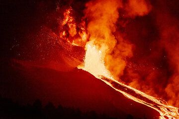 Die Gipfelschlote stoßen glühende Gas- und Aschestrahlen aus, die riesigen Flammen ähneln, vermischt mit dunkelschwarzem Rauch. (Photo: Tom Pfeiffer)