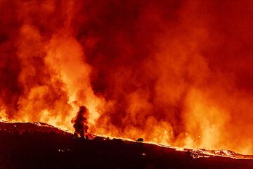 The lava illuminates the steam and smoke bright red. (Photo: Tom Pfeiffer)