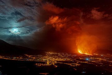 The half moon has risen and illuminates the ash cloud that looms over the valley. (Photo: Tom Pfeiffer)