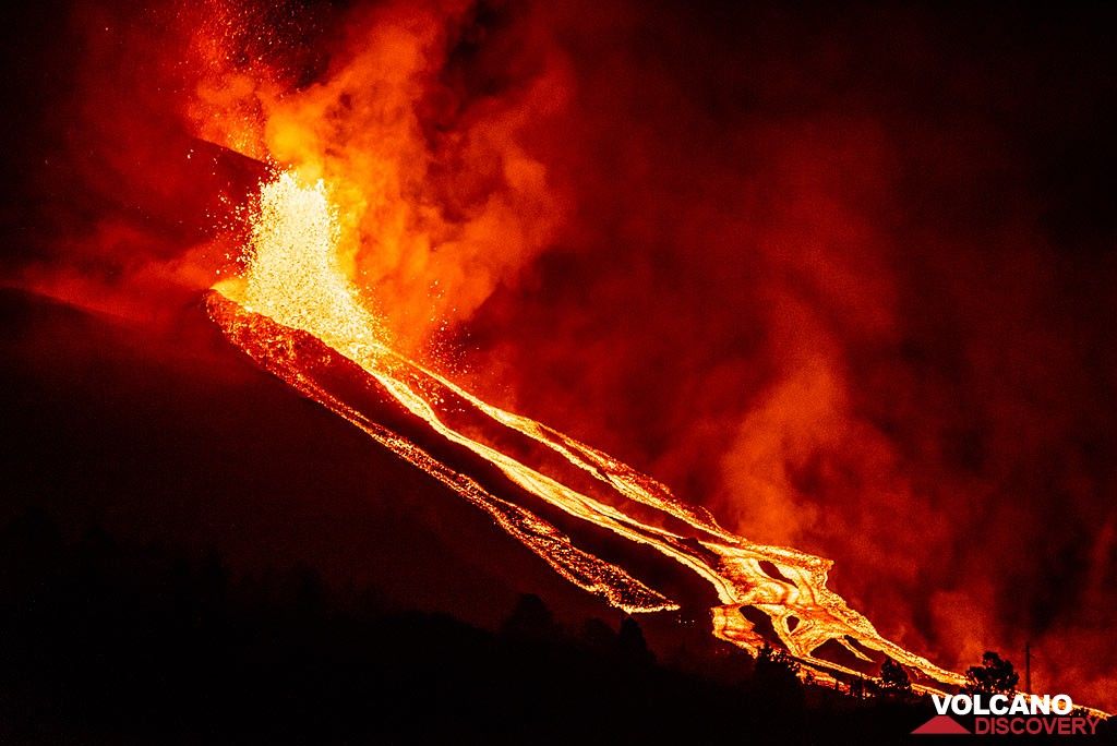 28 Sep evening. Vigorous lava fountaining from the flank vent feeding multiple lava flows on the northwestern slope of the cone. (Photo: Tom Pfeiffer)