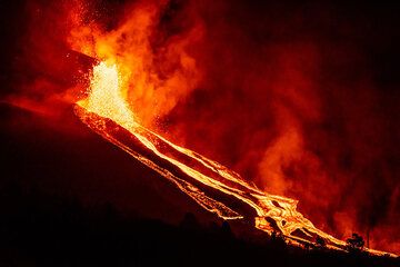 28 Sep evening. Vigorous lava fountaining from the flank vent feeding multiple lava flows on the northwestern slope of the cone. (Photo: Tom Pfeiffer)