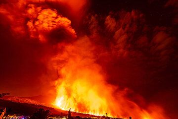 Des quantités massives d’air chaud mélangées à du gaz, de la vapeur, des cendres et de la fumée s’élèvent de l’évent et de la coulée de lave. (Photo: Tom Pfeiffer)